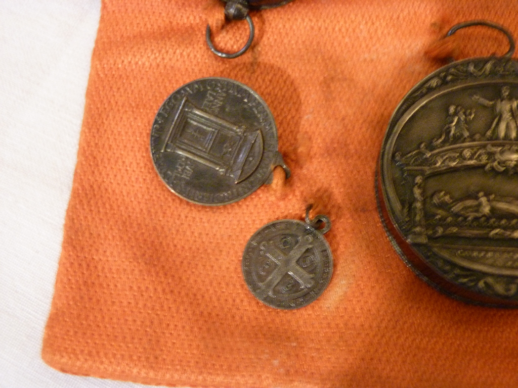 médaillons reliquaires (2) ; médailles (2)