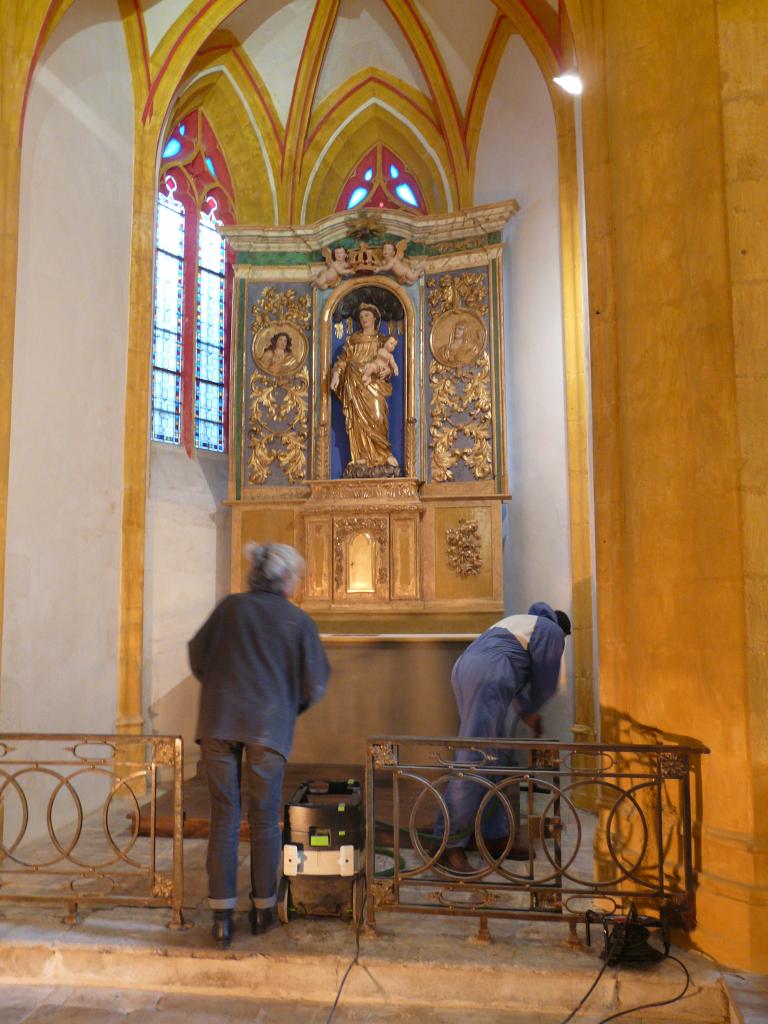 ensemble de l'autel secondaire dédié à la Vierge du Rosaire : retable architecturé, autel tombeau, gradin d'autel, statue : Vierge du Rosaire