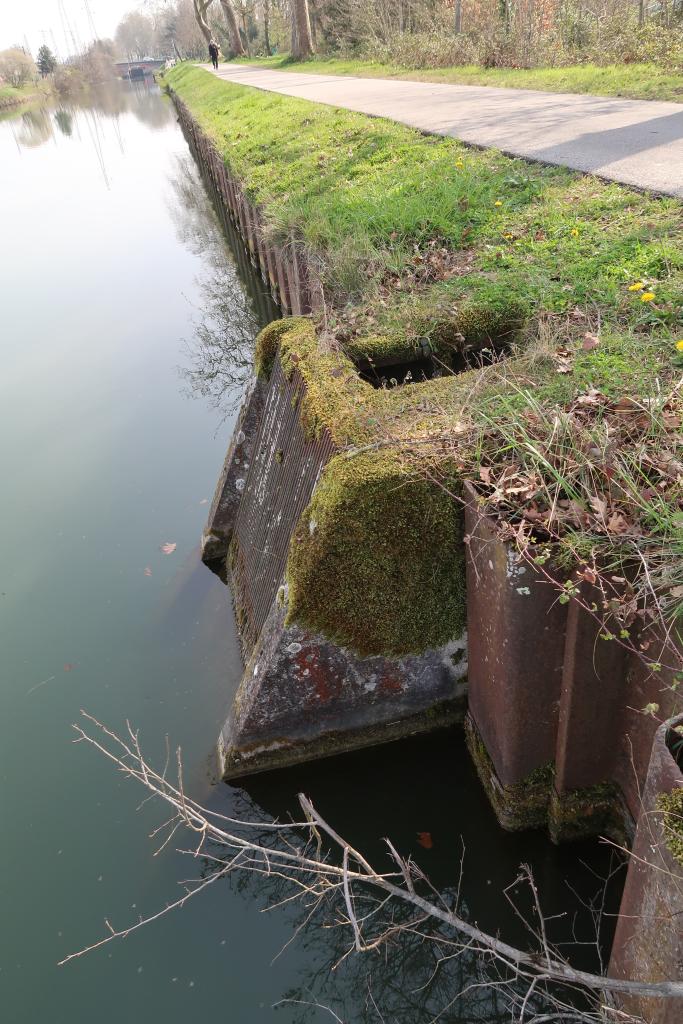 prise d'eau (bief de l'écluse numéro 2 à l'écluse numéro 3)