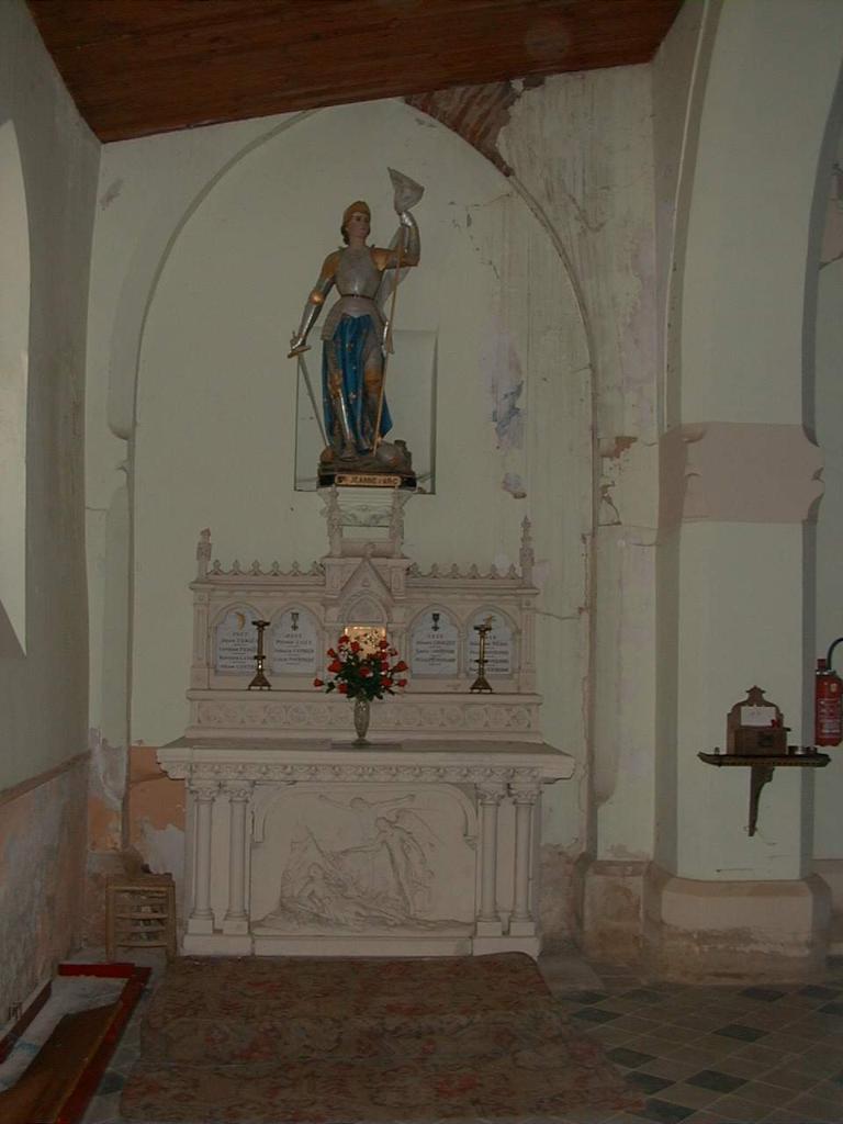 ensemble du monument aux morts de la guerre de 1914-1918 avec l'autel secondaire, son tabernacle, les quatre plaques commémoratives, la statue de Jeanne d'Arc (grandeur nature) et sa console.