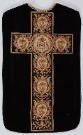 chasuble noire avec étole, manipule et voile de calice