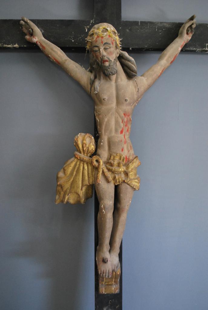 croix de procession et statue : Christ en croix