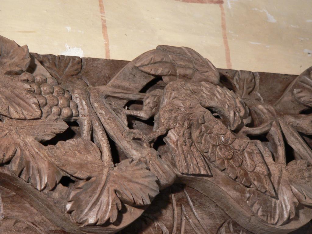 ensemble du retable du maître-autel : retable architecturé, autel tombeau, statue (grandeur nature) : Saint Michel terrassant le dragon et trois tableaux : La Crucifixion, Saint Michel terrassant le dragon et Saint Louis en prière