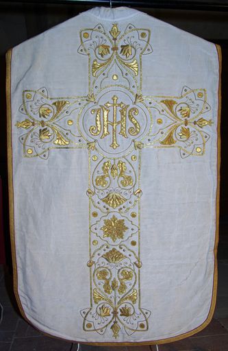 chasuble blanche avec étole pastorale