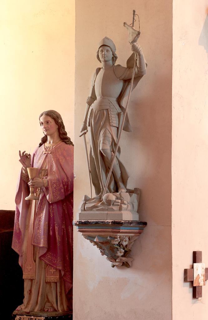 monument aux morts de la guerre de 1914-1918 et de la guerre de 1939-1945 et statue (petite nature) de Jeanne d'Arc sur sa console