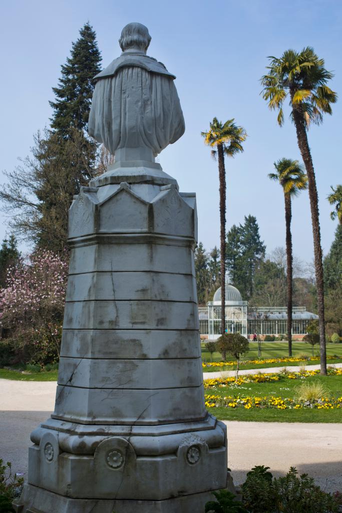 monument : buste sur piédestal de Placide Massey