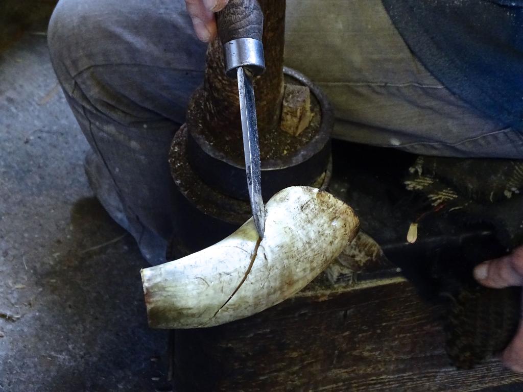 la fabrique de peignes de toilette en corne naturelle en pays d'Olmes