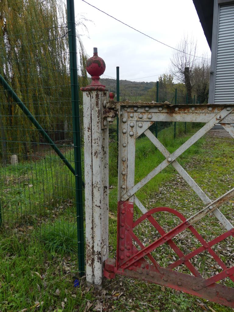 barrière pivotante et portillon de passage à niveau