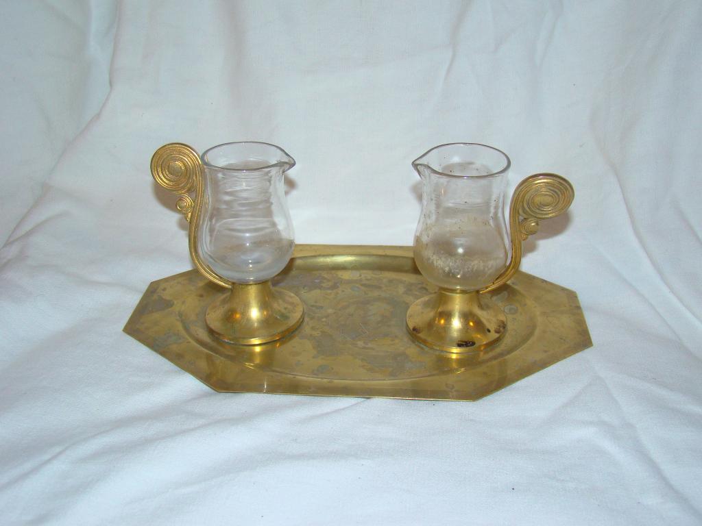 ensemble de deux burettes et leur plateau