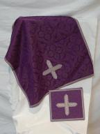 ensemble d'un ornement violet : chasuble, étole de clerc, manipule, voile de calice, bourse de corporal
