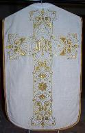 chasuble blanche avec étole pastorale