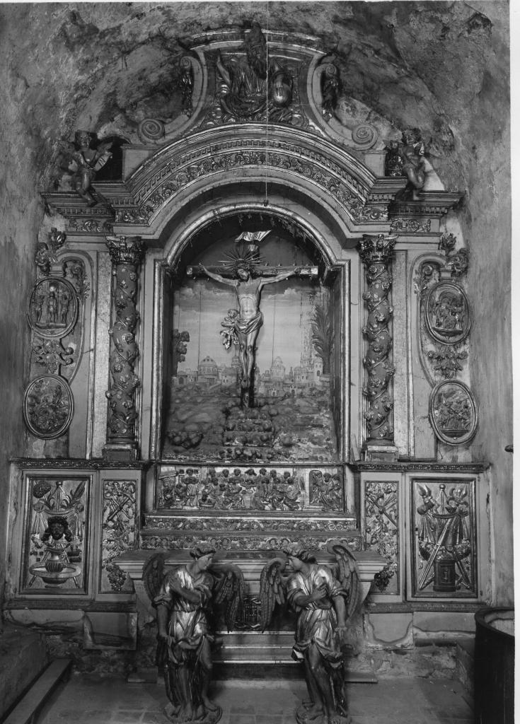 ensemble du retable du Christ en croix