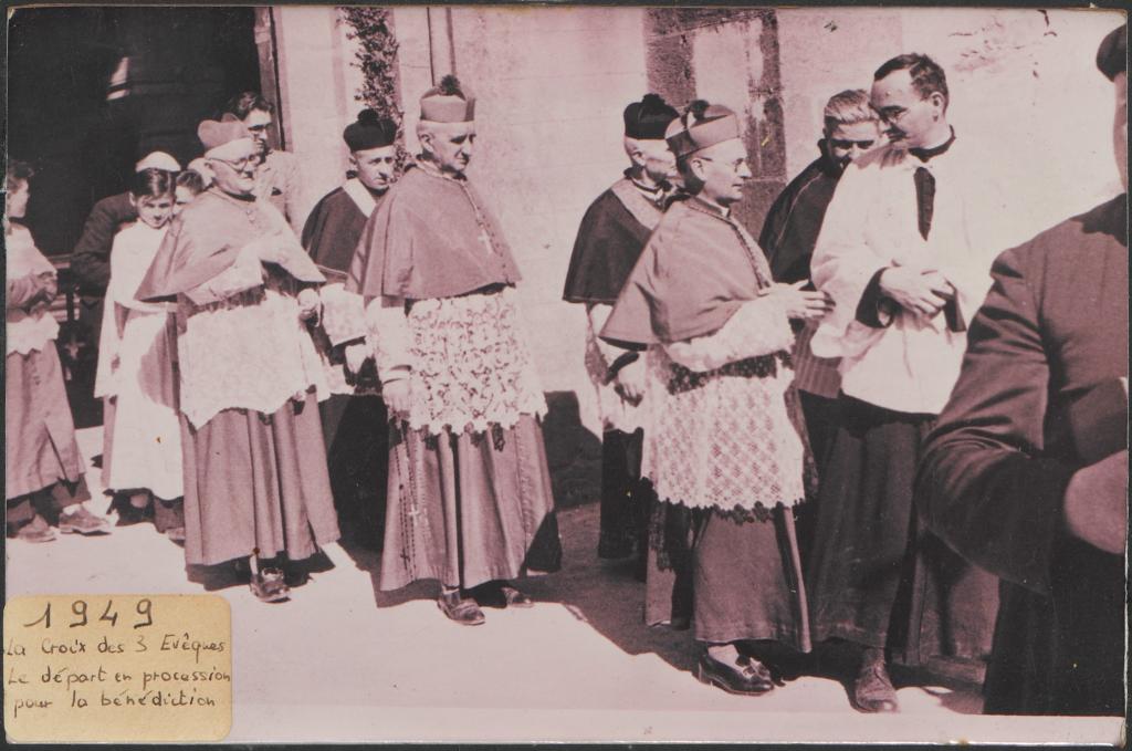 ensemble de 3 verrières figurées : Souvenir de la bénédiction de la Croix des trois évêques