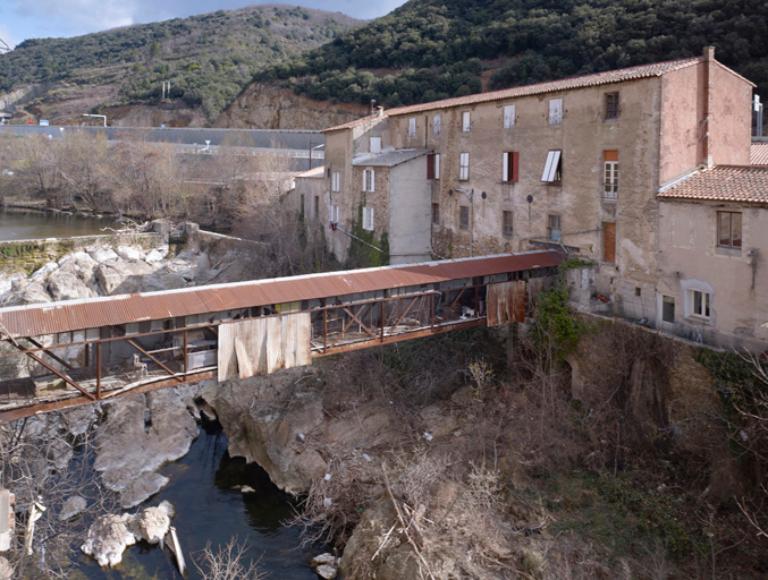 usine textile (usine de drap) Rouquet, Marréaud et Devaux, puis Société des fabriques de Clermont et Lodève, puis Gallia, puis Teisserenc-Harlachol, puis usine de construction navale American Boats Company, actuellement magasin de commerce et logements
