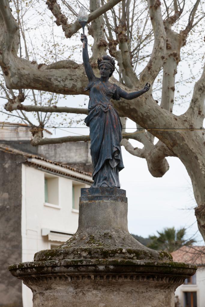 fontaine monumentale de la République, avec statue de Marianne ou de la Liberté