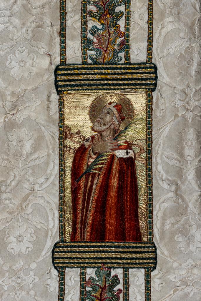 ornement liturgique catholique blanc accompagné d'une chape et d'une étole pastorale