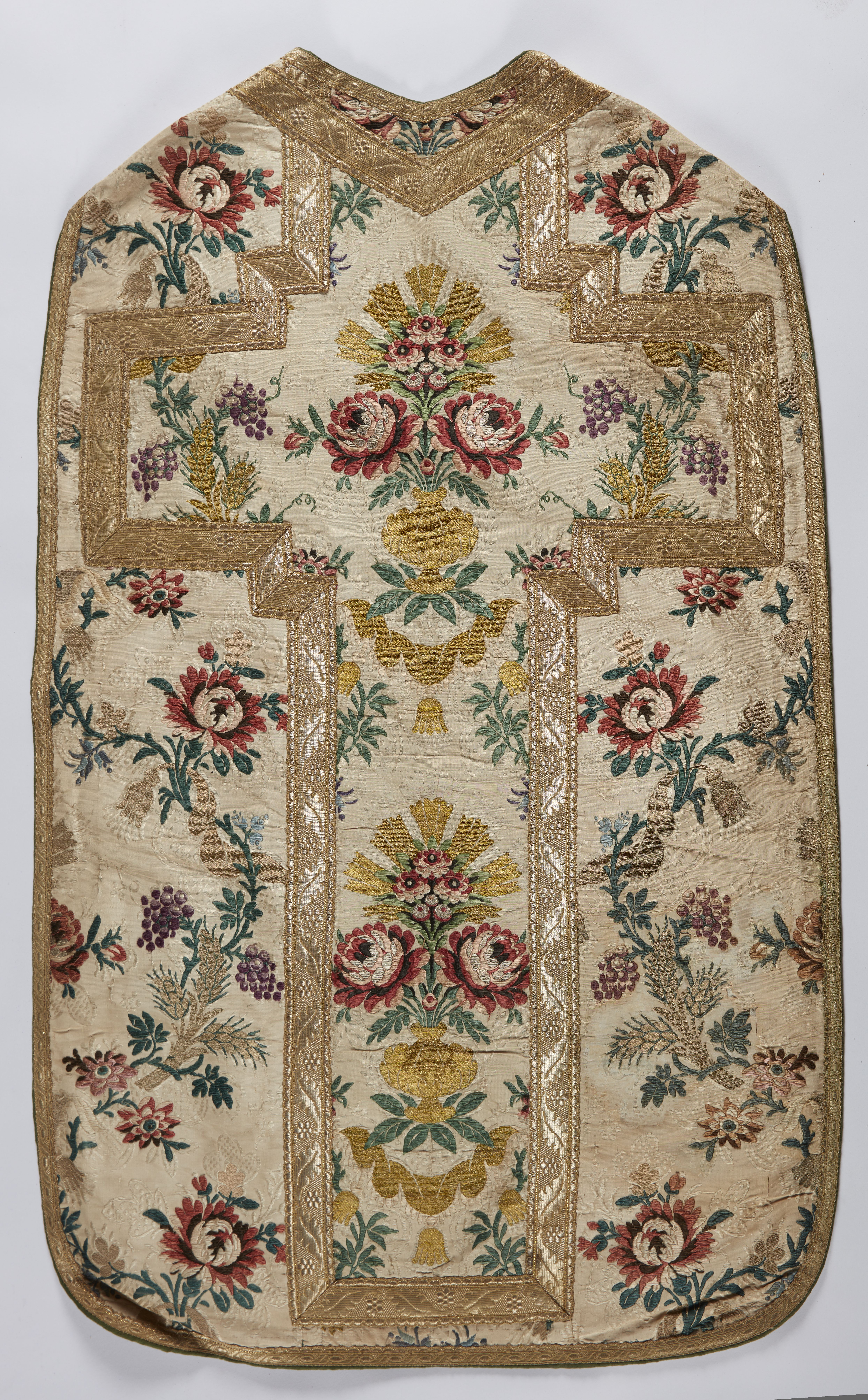 chasuble blanche avec étole, voile de calice et bourse de corporal