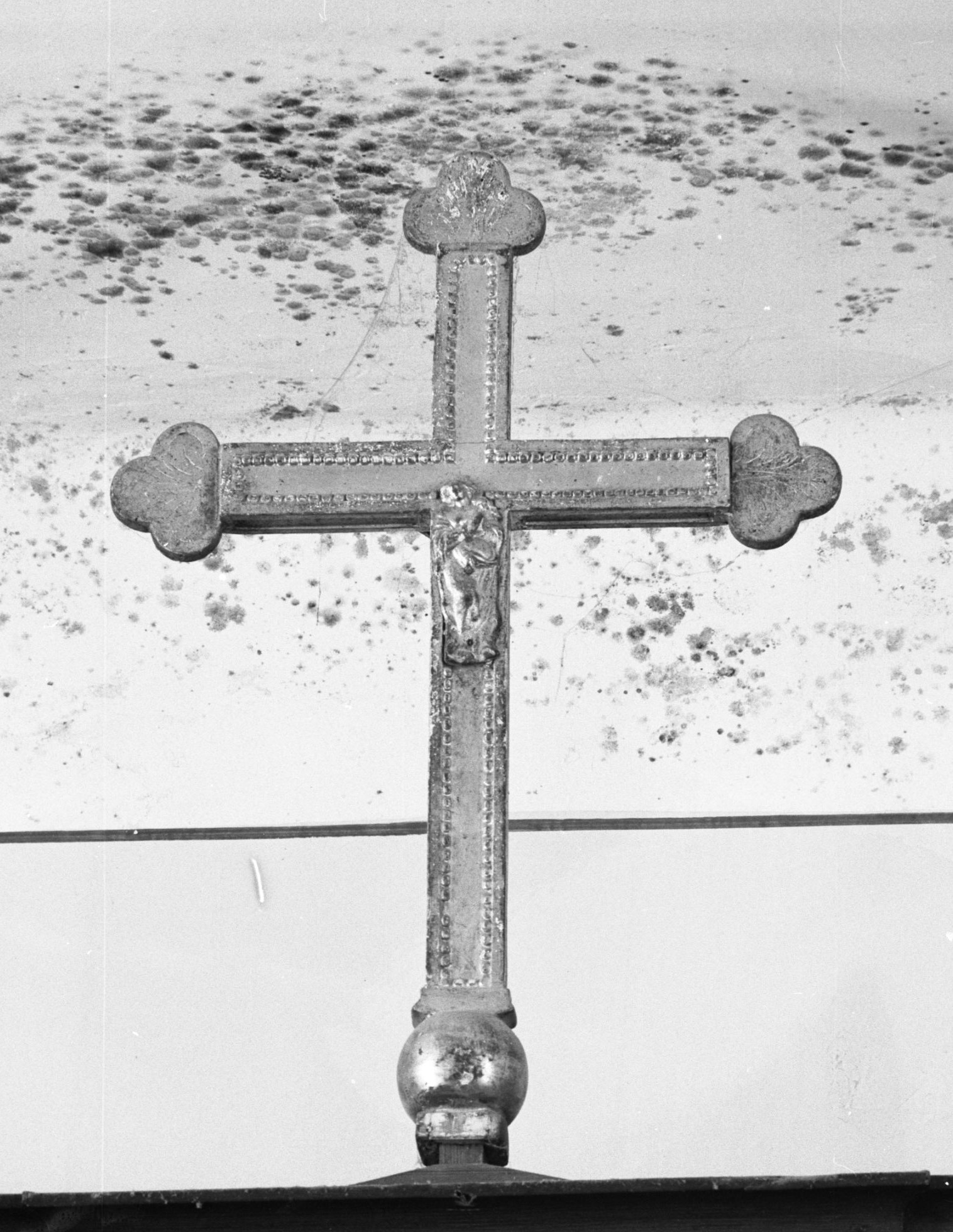croix de sacristie portant un saint en relief