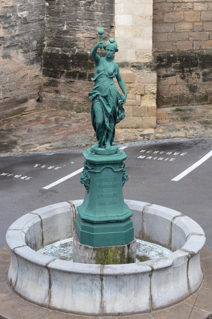 monument (monument commémoratif), fontaine monumentale, de la république