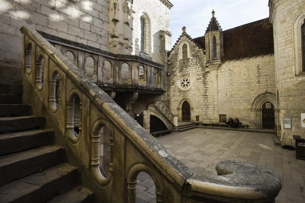 escaliers et parvis de la cité religieuse