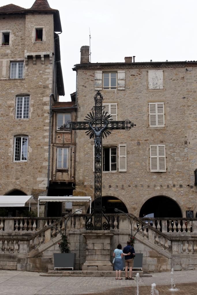 croix monumentale : Christ en croix