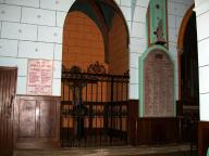 deux plaques commémoratives des morts de la guerre de 1914-1918 et deux statues, Notre-Dame des Prisonniers (statuette) et Jeanne d'Arc (petite nature) sur sa console