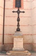 croix de chemin, de style néo-Renaissance, et son socle : Vierge à l'Enfant et deux anges agenouillés en adoration