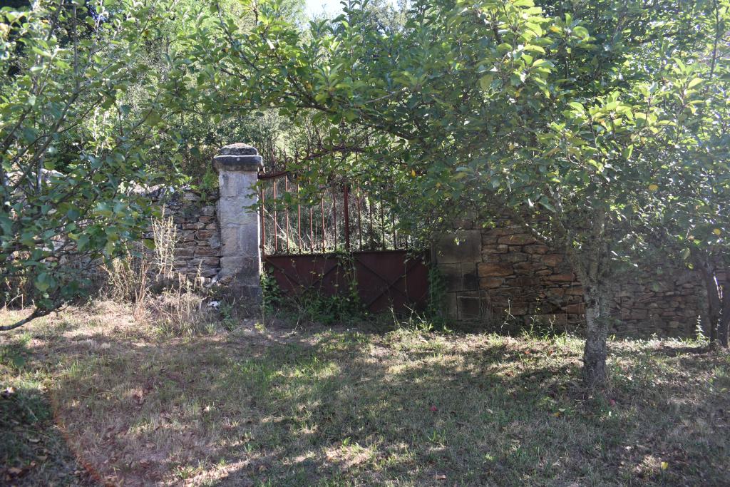 ancien cimetière d'Ampiac, aujourd'hui verger