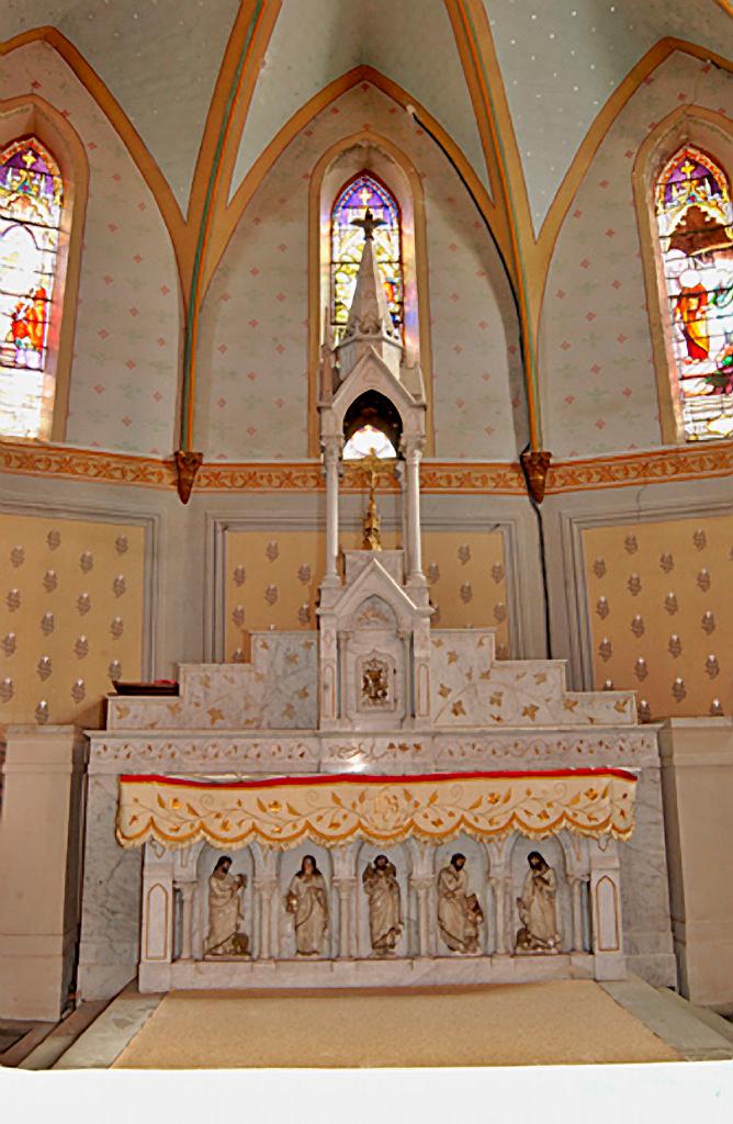 ensemble du maître-autel, de style néo-gothique, et ses 5 statuettes