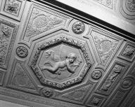 plafond, porte, cheminée à décor de gypseries