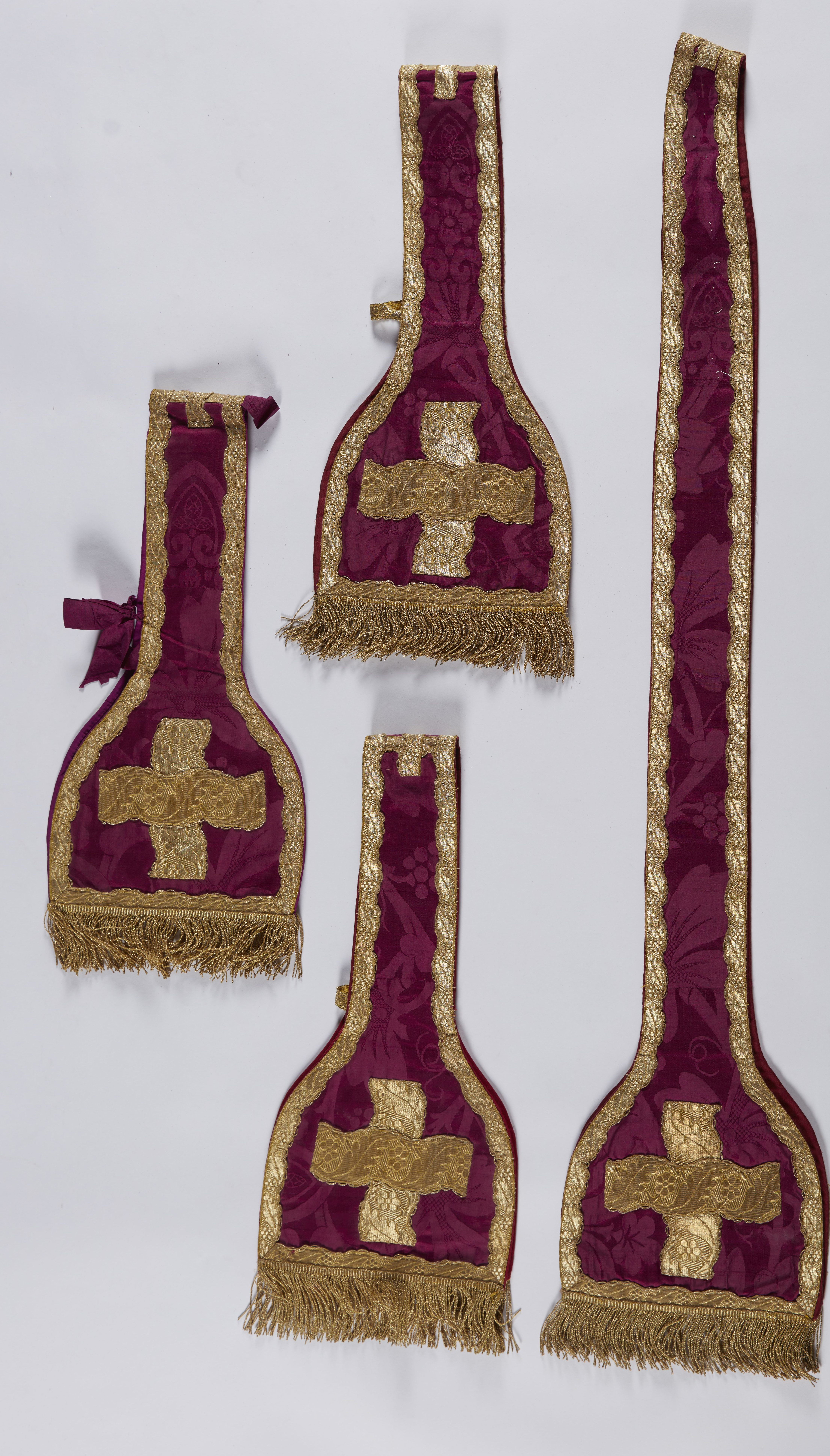 Ornement liturgique catholique violet avec une étole, deux manipules, deux dalmatiques et un voile de pupitre
