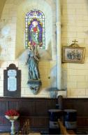 ensemble du monument aux morts de la guerre de 1914-1918, des deux plaques commémoratives, de la peinture monumentale et de la statue (grandeur nature) de sainte Jeanne d'Arc avec sa console