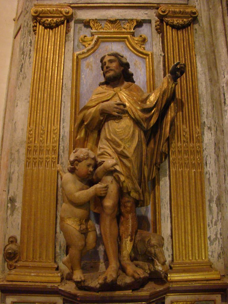 ensemble du retable du maître-autel : autel tombeau, 2 gradins d'autel, tabernacle-exposition architecturé de forme pyramidale, 3 hauts-reliefs : La Crucifixion, 2 statues : Saint Roch et Saint Antoine