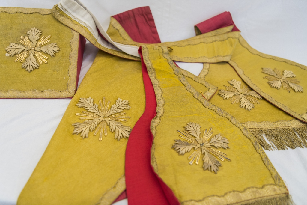 ornement doré : chasuble ; étole ; manipule ; voile de calice ; bourse de corporal