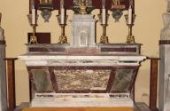 ensemble du maître-autel, de style néo-classique : autel tombeau, gradin d'autel et tabernacle architecturé
