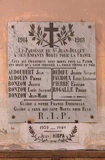 plaques commémoratives (2) des morts de la guerre de 1914-1918 et de la guerre de 1939-1945 et statue de Jeanne d'Arc (petite nature) sur sa console