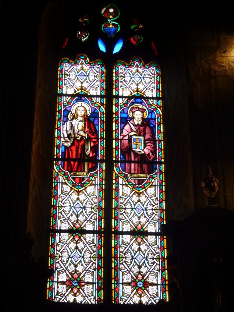 ensemble de 6 verrières hagiographiques (baies 1, 2, 4, 5, 7 et 9) : Le Christ berger, La Vierge de l'Apocalypse, Saint Jean et saint Charles Borromée, Sainte Catherine et Evêque, Deux saints et une verrière décorative (baie 11).
