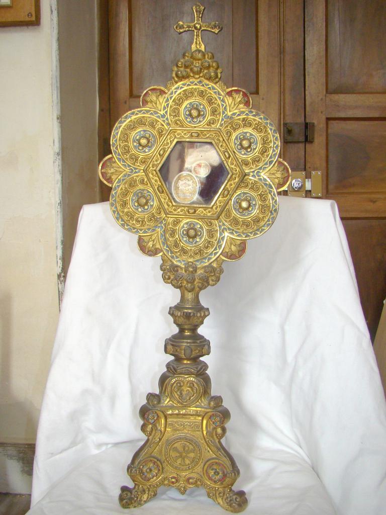 deux reliquaires-monstrances : Saint Privat et sainte Philomène (n°1), et Saint Vincent de Paul, sainte Foi et saint Benoît-Joseph Fabre (n°2)