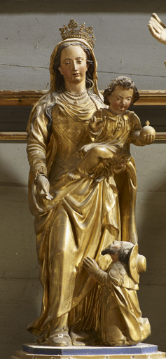 groupe sculpté : Vierge à l'Enfant avec pélerin