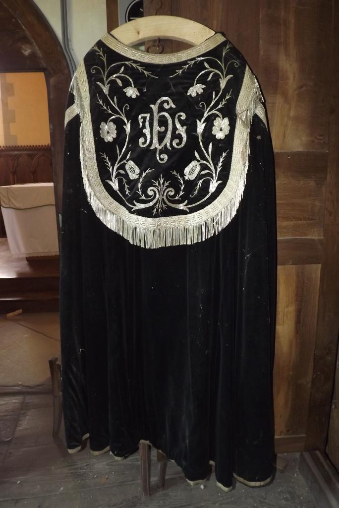 ensemble de 2 ornements noirs : chasuble , étole , manipule , voile de calice , bourse de corporal , chape