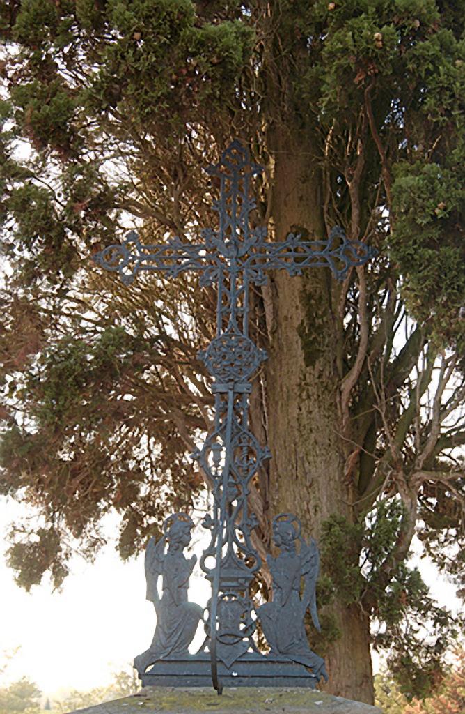 croix de cimetière, de style néo-gothique : Anges agenouillés en adoration