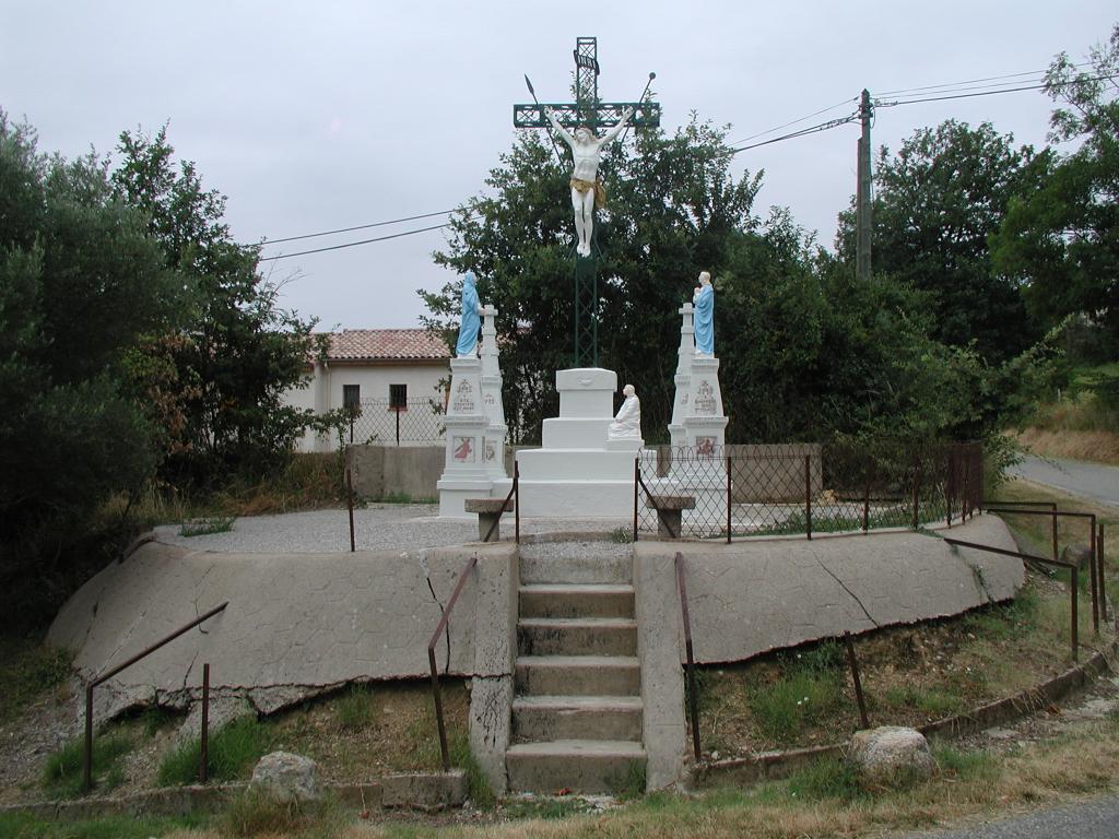 calvaire édicule et ses 3 statues (petite nature) : Christ en croix, la Vierge, saint Jean et sainte Marie-Madeleine