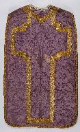 Chasuble violette avec deux étoles, trois manipules et deux dalmatiques