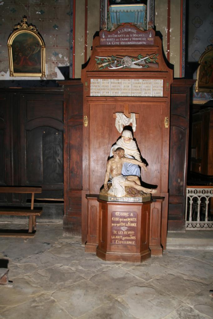 monument aux morts de la guerre de 1914-1918, groupe sculpté ""Mater Dolorosa"" (petite nature) et statue de Jeanne d'Arc (figure grandeur nature)