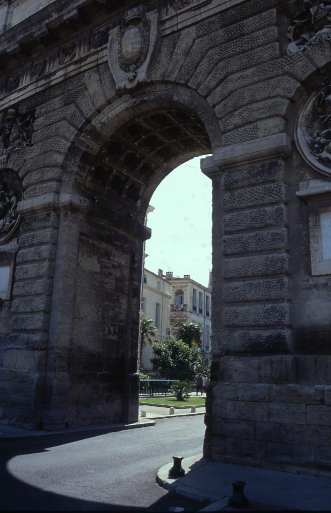 porte de ville en forme d'arc de triomphe