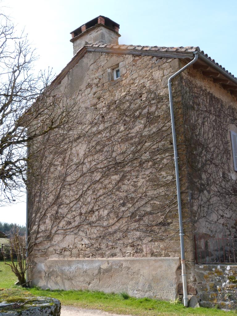 ancien logis triple , fermes , actuellement maison