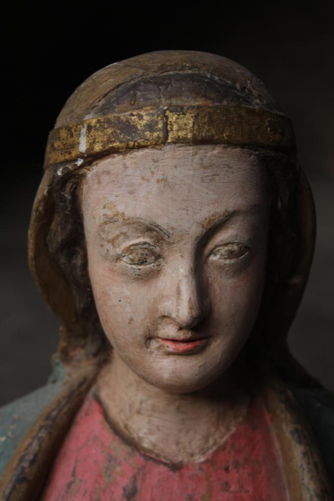 statue de la Vierge à la pomme