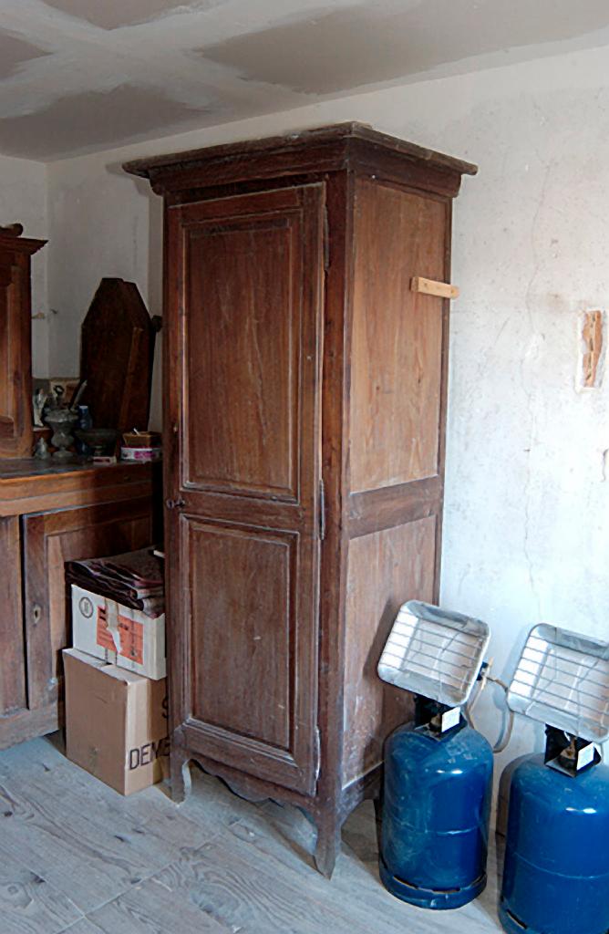 armoire (buffet haut) aujourd'hui à usage d'armoire de sacristie