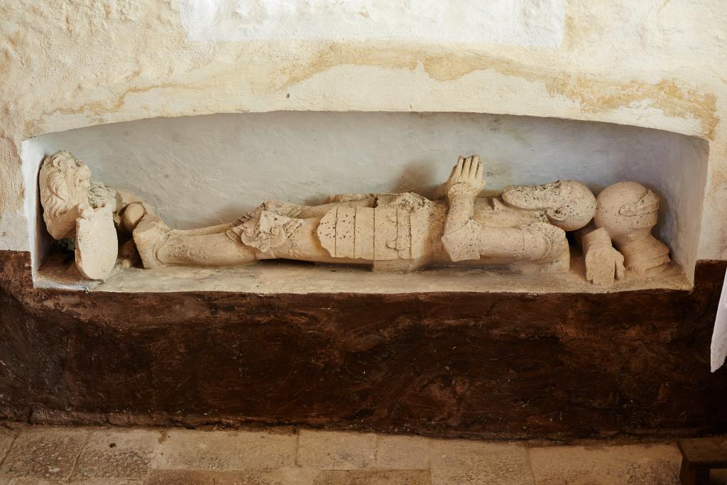tombeau (gisant) : chevalier du Cluzel