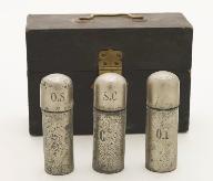 ampoules aux saintes huiles, avec leur boîte